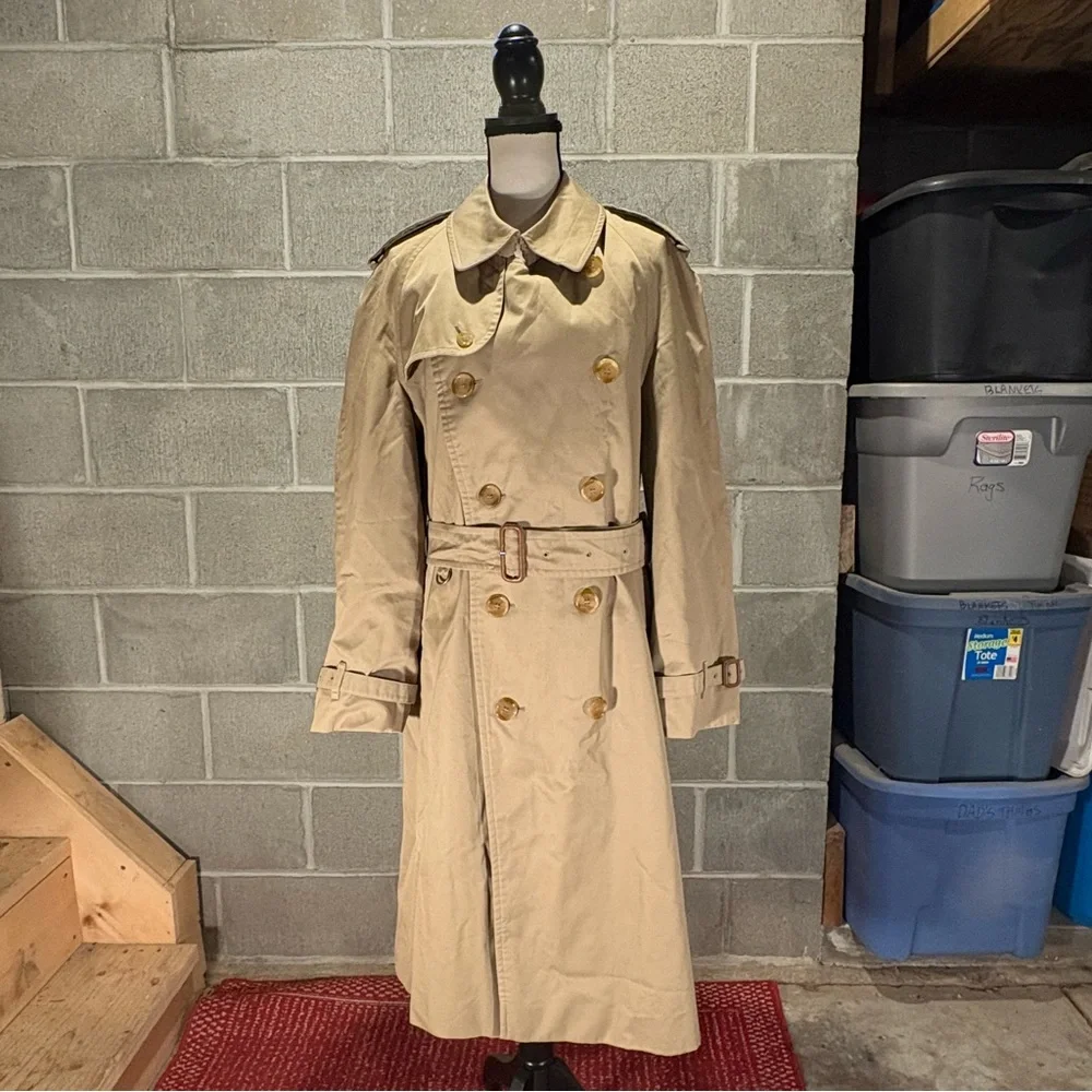 Burberry trench coat. - Picture 3 of 16
